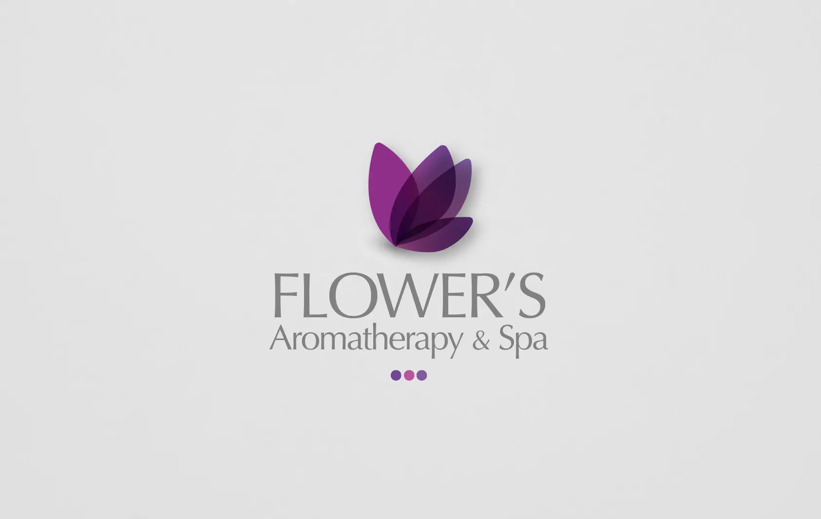 לוגו FLOWER'S Aromatherapy Spa עם איור פרח סגול