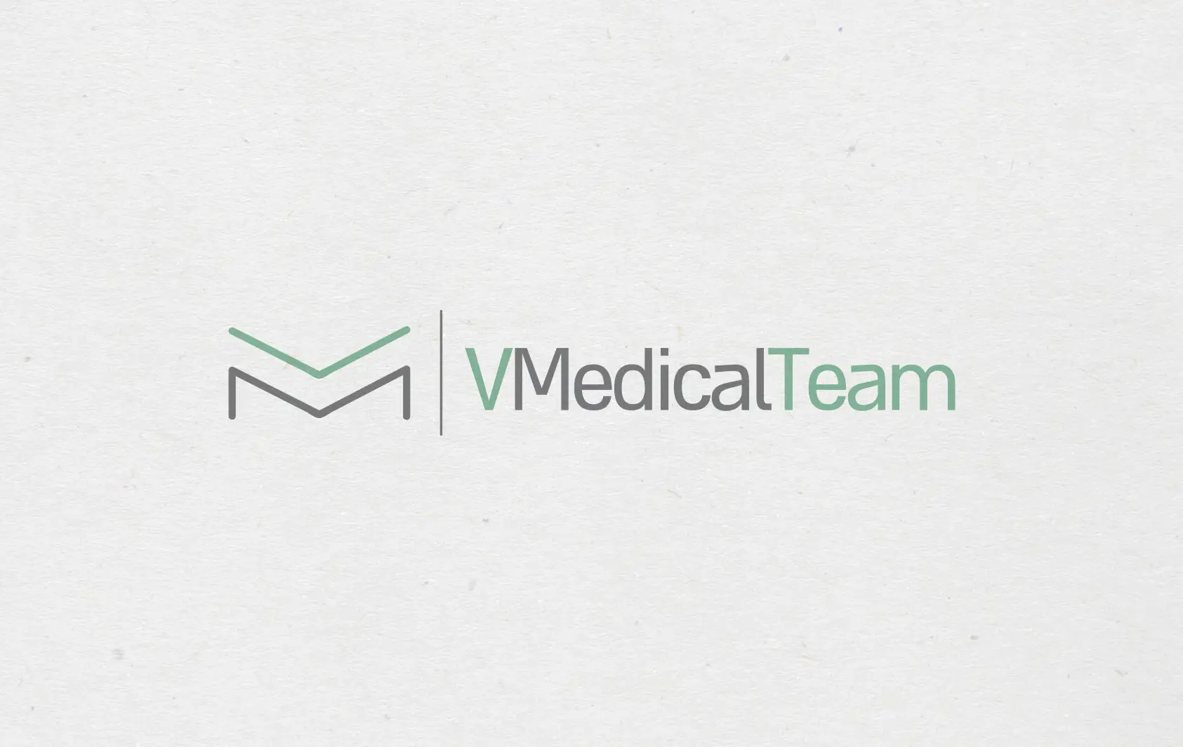 לוגו VMedicalTeam עם איקון מעטפה בגווני ירוק ואפור