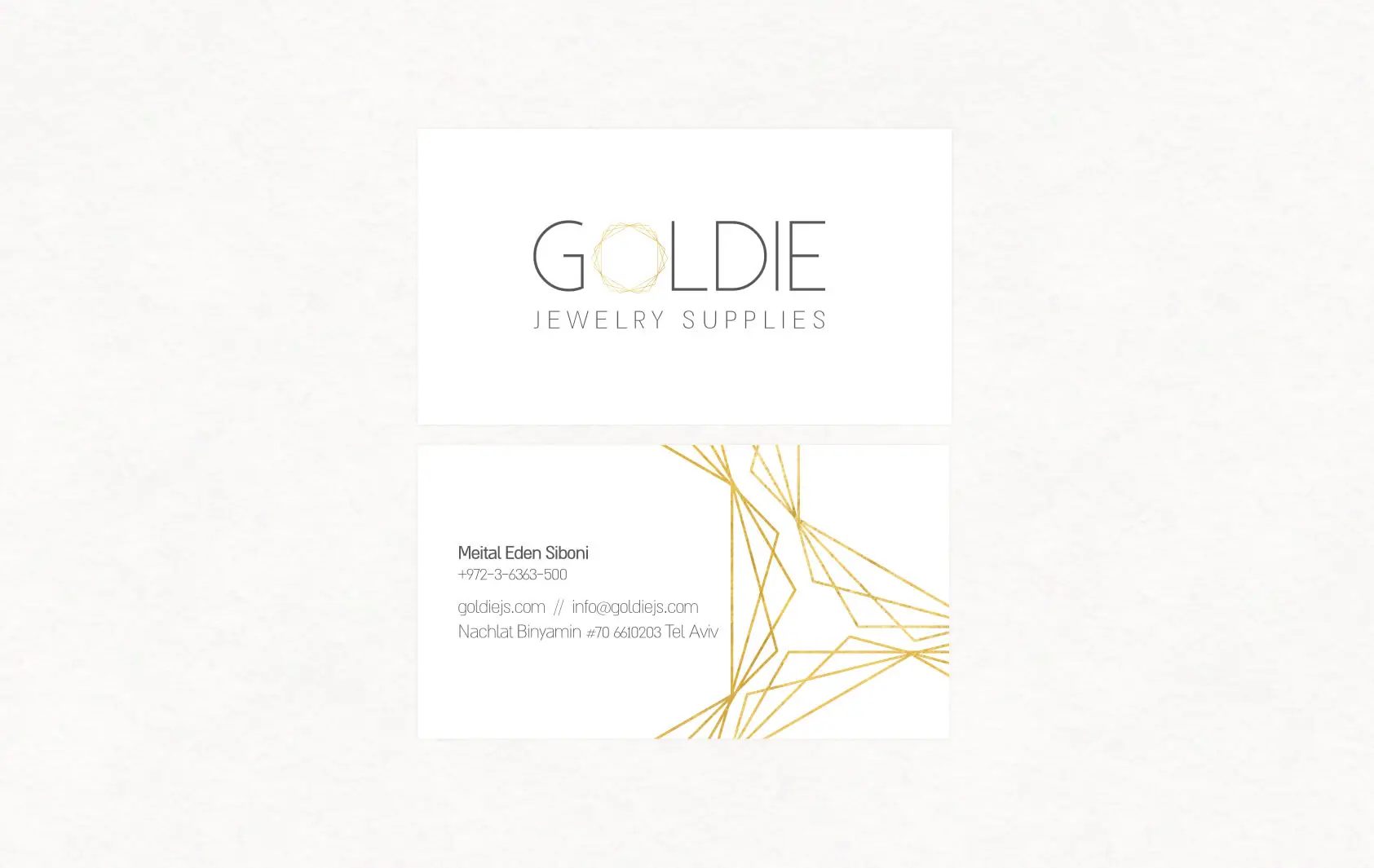 לוגו וכרטיס ביקור של GOLDIE Jewelry Supplies עם דפוס גאומטרי זהוב ופרטי מייטל עדן סיבוני