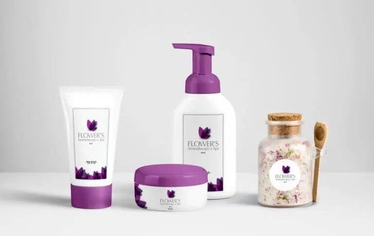 מוקאפ מוצרי קוסמטיקה של FLOWER'S Aromatherapy Spa שפופרת בקבוק צנצנת וצנצנת מלח אמבטיה עם לוגו
