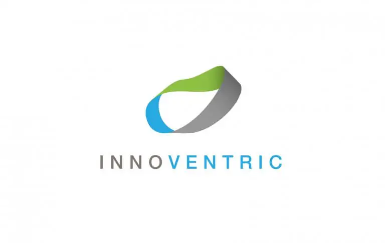 לוגו Innoventric עם איקון סרט אבסטרקטי בגווני ירוק, כחול ואפור